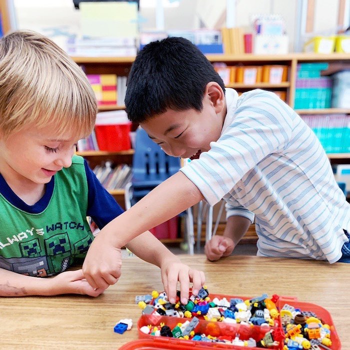 Bricks 4 Kidz LEGO party | Photo: Alameda Bricks 4 Kidz kids-playing-LEGO- on-a-table