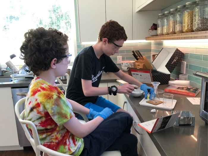 kids do science experiment