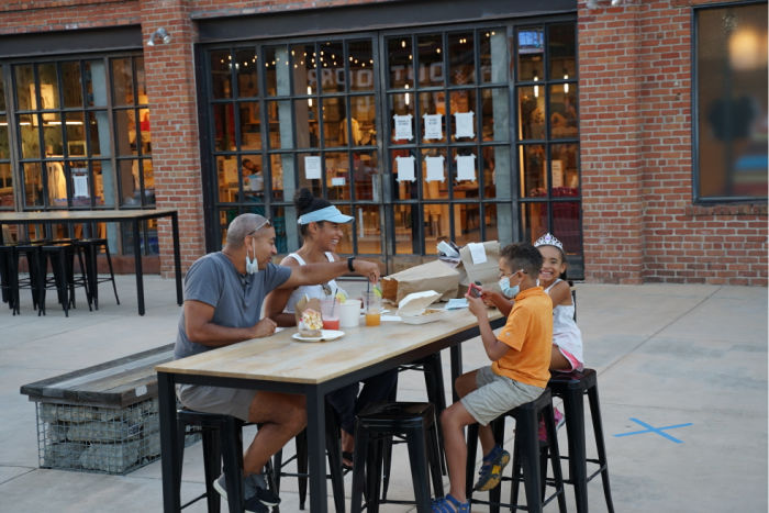 99 Kid-friendly Restaurants in the East Bay 6 Dining out together happy family