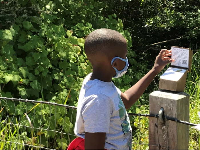 child gets a clue to his scavenger hunt