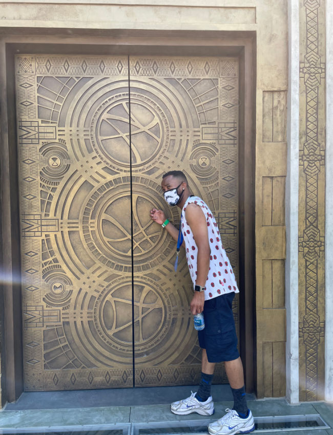 man knocks on golden door