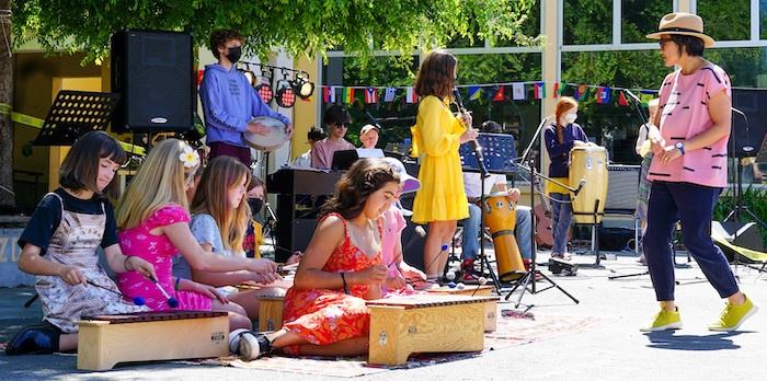Spotlight on East Bay German International School (EBGIS) 3 students play musical instruments outdoors