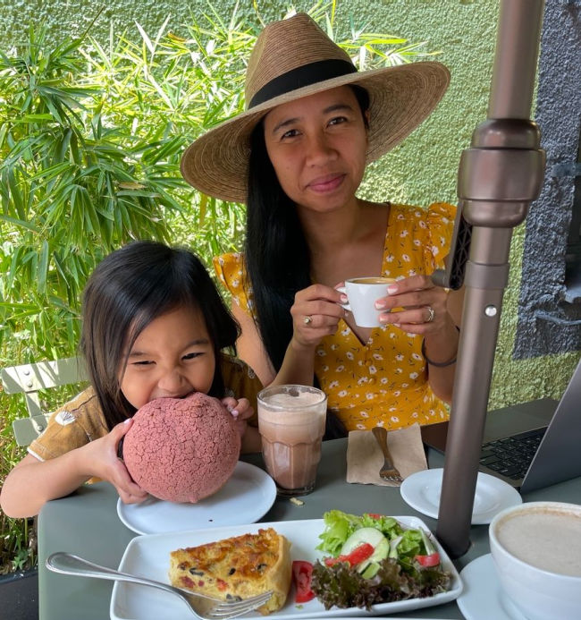 {510} Family Faves with Beautiful Brown Adventures' Angelica 1 mom and child eating a feast