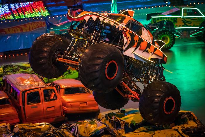 Hot Wheels Monster Truck Glow Party Tiger Truck Monster Truck crushing cars