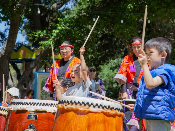 oakland taiko drummers at fairyland
