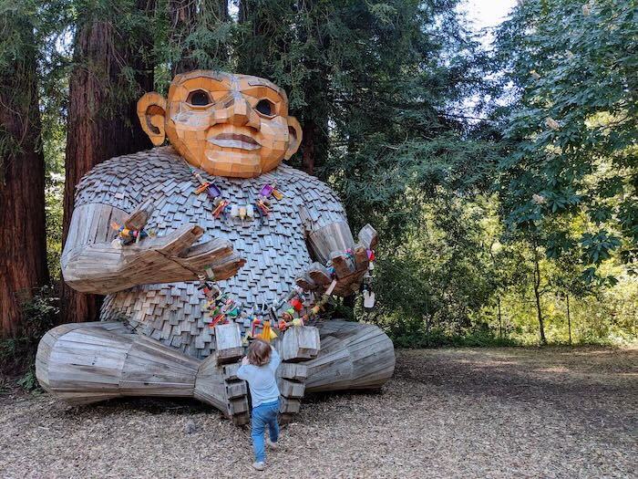 troll 5 hides behind the gift shop