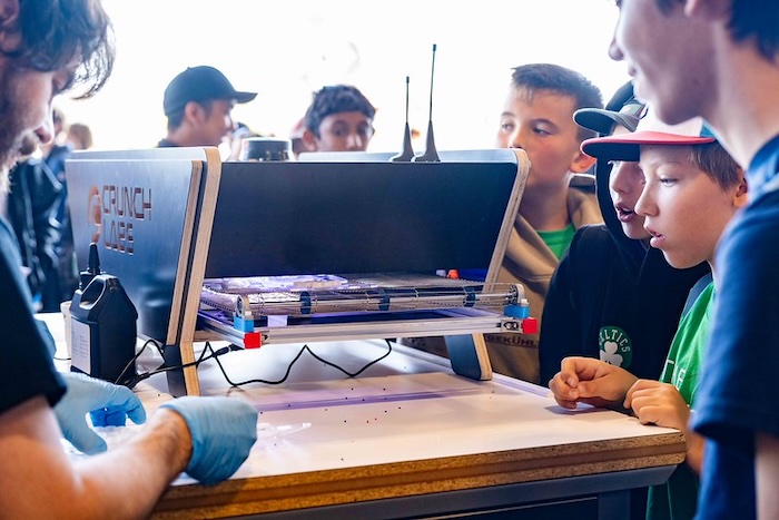 children creating with crunchlabs